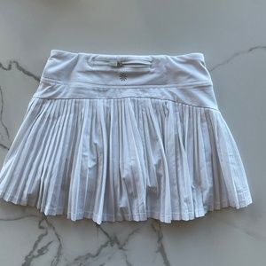 Athleta Girls pleated-back white tennis skirt, *EXCELLENT* cond., size M/8-10
